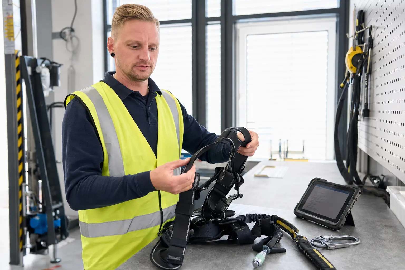 Janis Kuhn prüft das jeweilige Arbeitsmittel im Betrieb