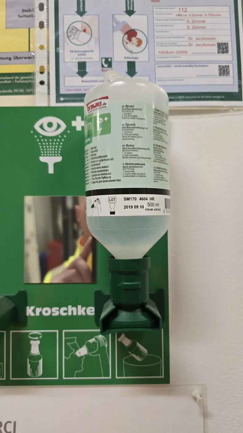 Augenspülflasche an einer betrieblichen Augenspülstation