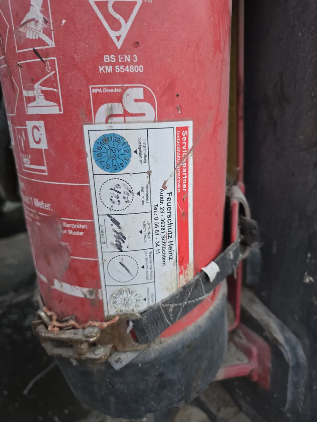 Sichtbar beschädigter Feuerlöscher