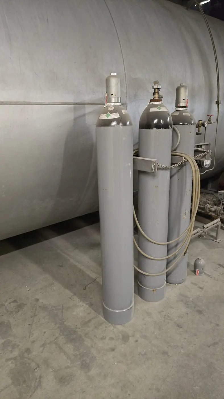 Gasflaschen ohne ausreichend erkennbare Sicherung gegen Umfallen
