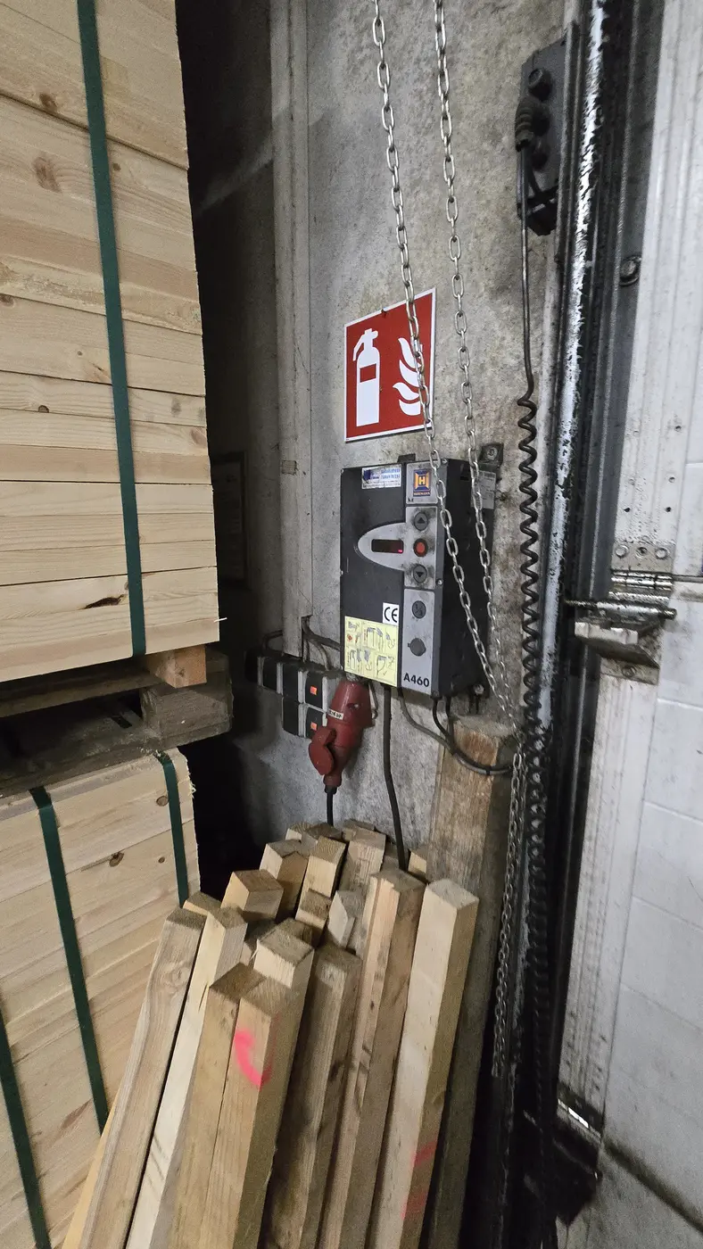 Mit Material zugestellte Feuerlöscheinrichtung