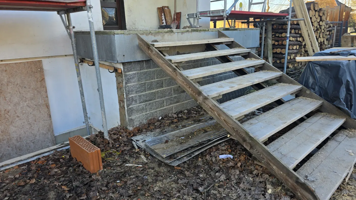 Provisorische Holztreppe als Zugang zu einem Arbeitsbereich