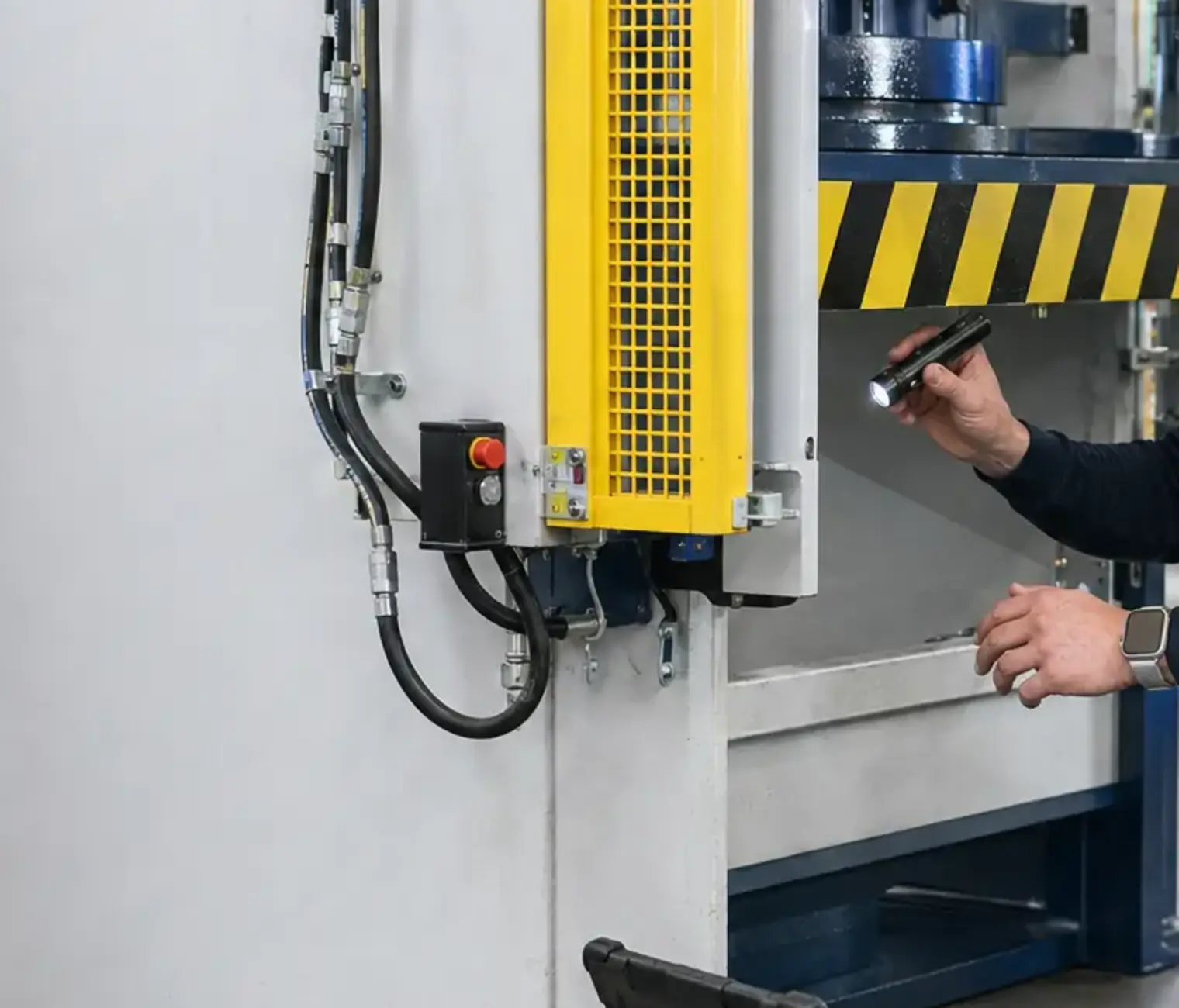 Janis Kuhn bei der fachgerechten Prüfung hydraulischer Pressen im Betrieb