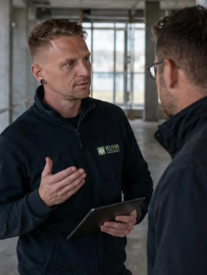 Janis Kuhn im Beratungsgespräch mit Tablet im Betrieb