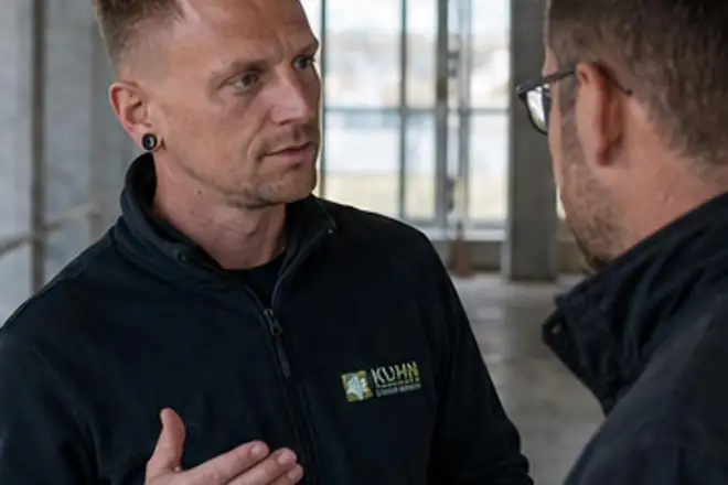 Janis Kuhn bespricht mit einem Unternehmer die Auswertung der Betriebsanalyse