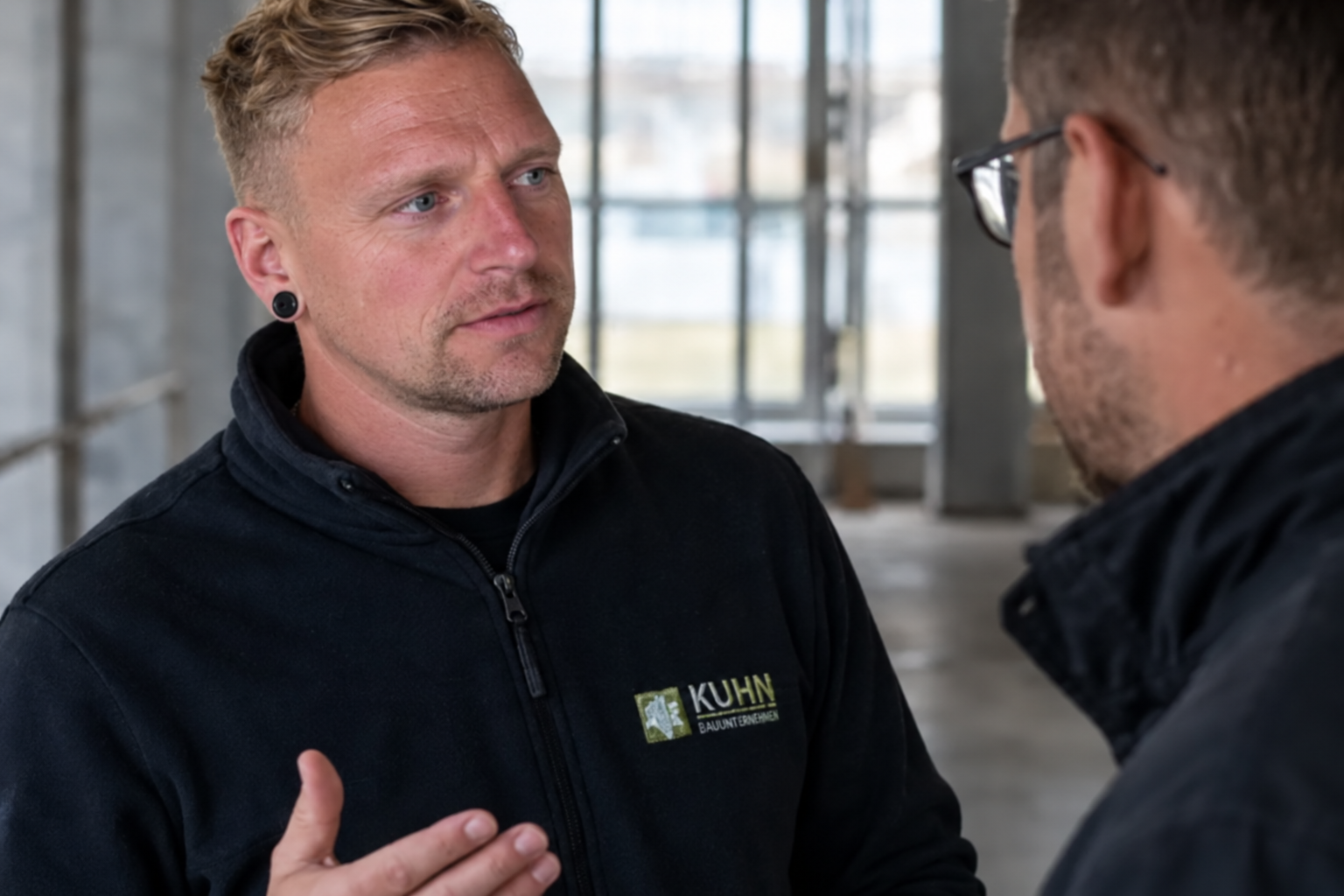 Janis Kuhn bespricht mit einem Unternehmer die Auswertung der Betriebsanalyse