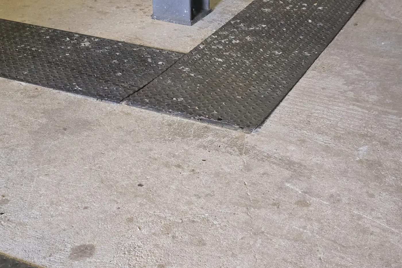 Nicht bündig verlegte Bodenmatten mit Stolperkante