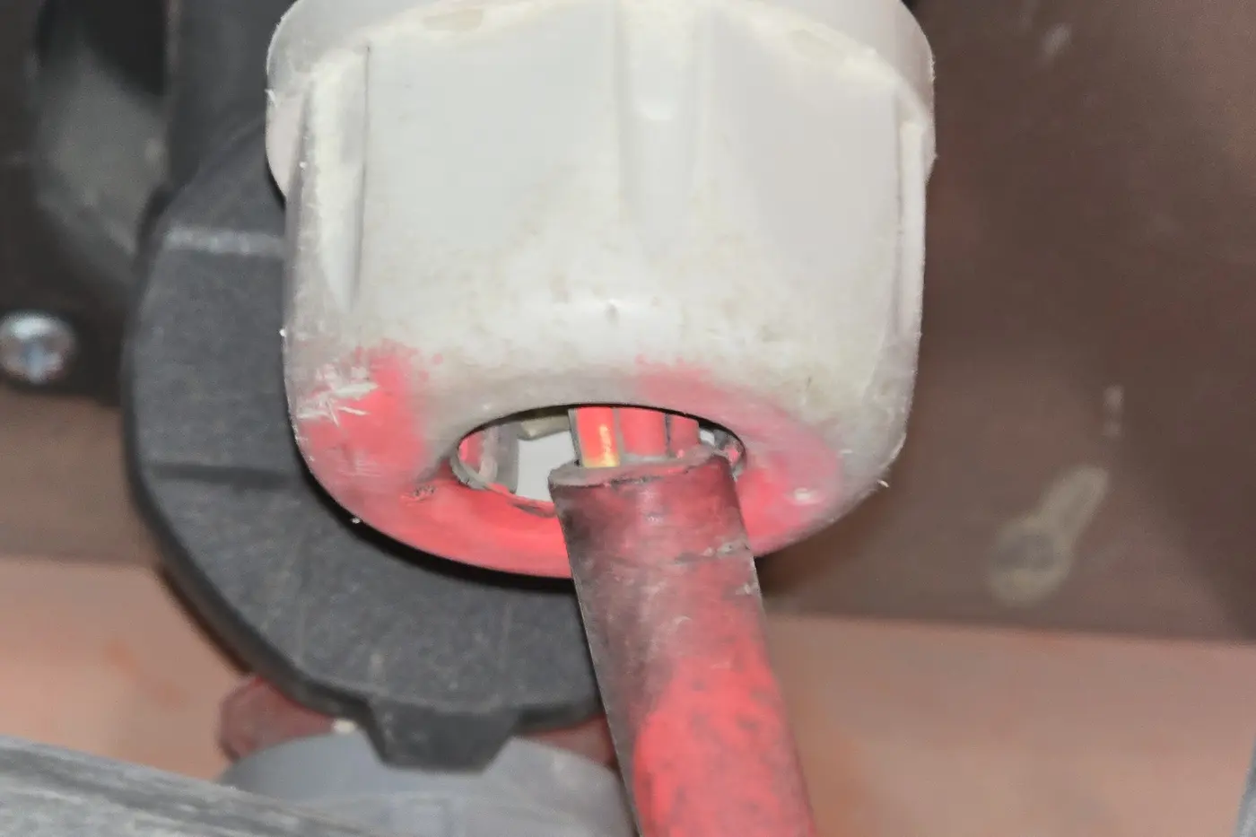 Sichtbar beschädigter roter CEE-Stecker