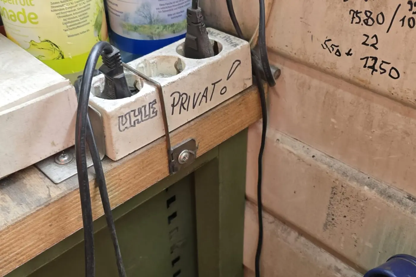 Elektrisches Betriebsmittel unmittelbar neben Flüssigkeitsbehältern