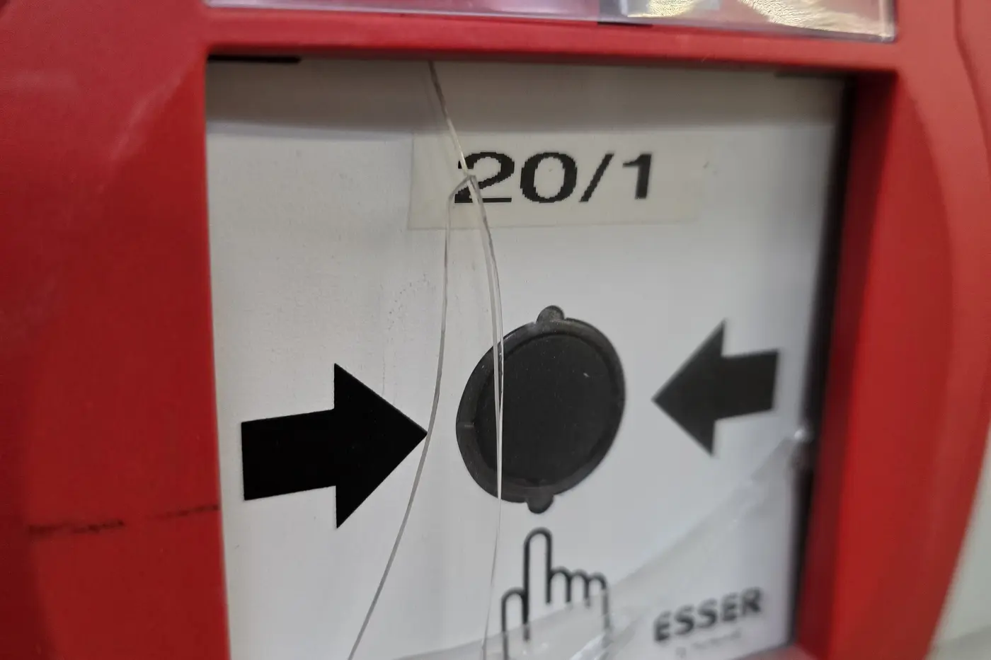 Beschädigter und teilweise überklebter Handfeuermelder