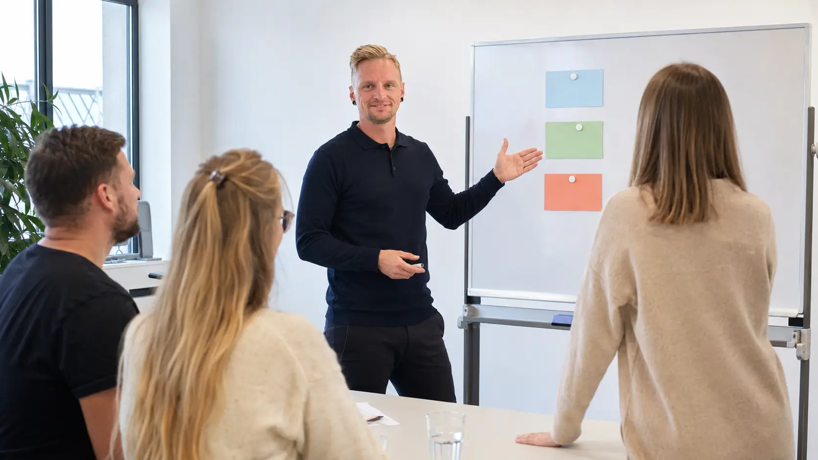 Janis Kuhn moderiert einen betrieblichen Workshop zu Maßnahmen und Fristen
