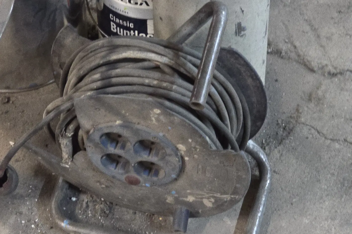 Elektrische Kabeltrommel mit vollständig aufgewickelter Leitung