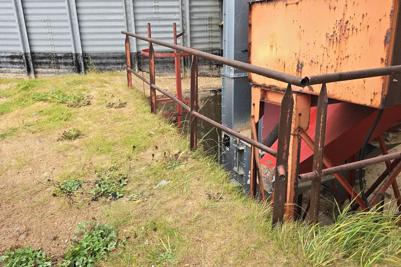 Stark korrodierter Seitenschutz an einer Außenanlage