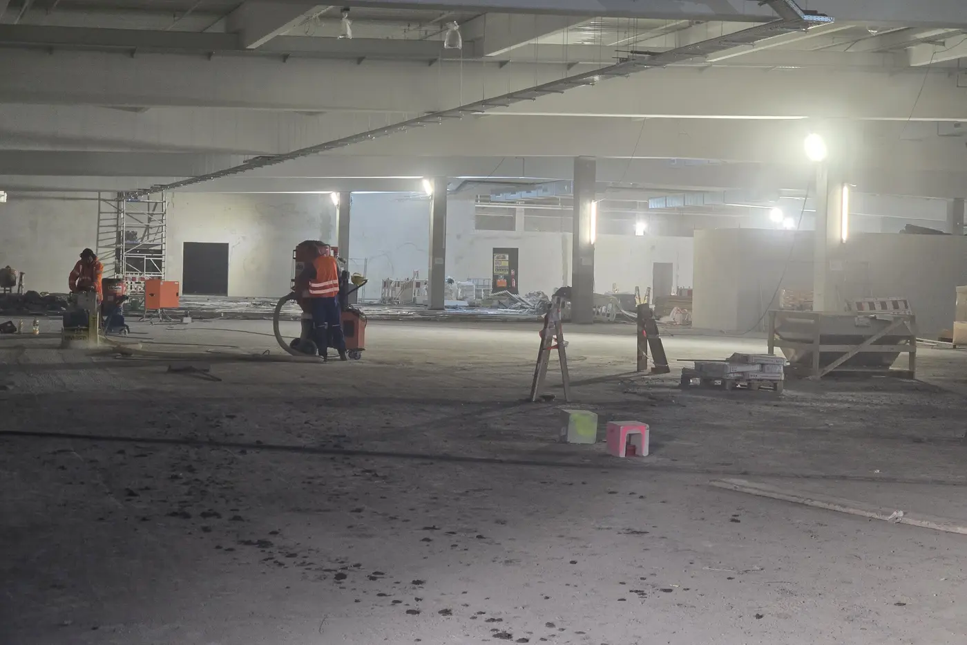Sichtbare Staubbelastung bei Bauarbeiten in einer Halle