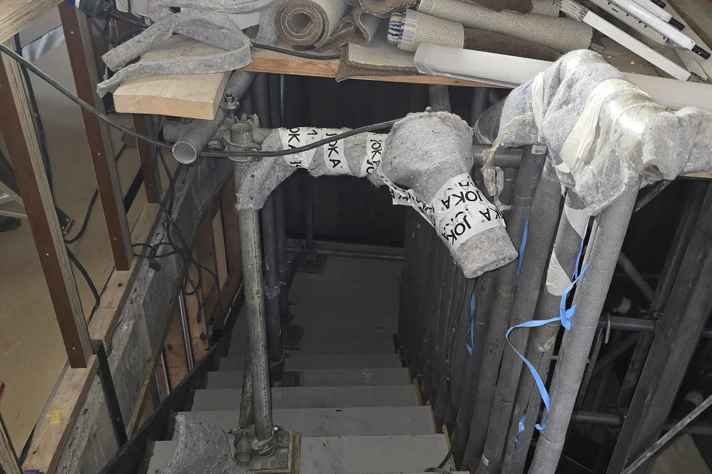 Mit Baumaterial und Arbeitsmitteln zugestellte Treppe