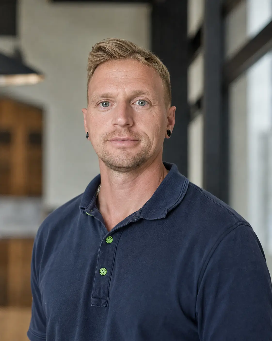 Janis Kuhn, Sicherheitsmeister und Fachkraft f&uuml;r Arbeitssicherheit, im professionellen Portr&auml;t
